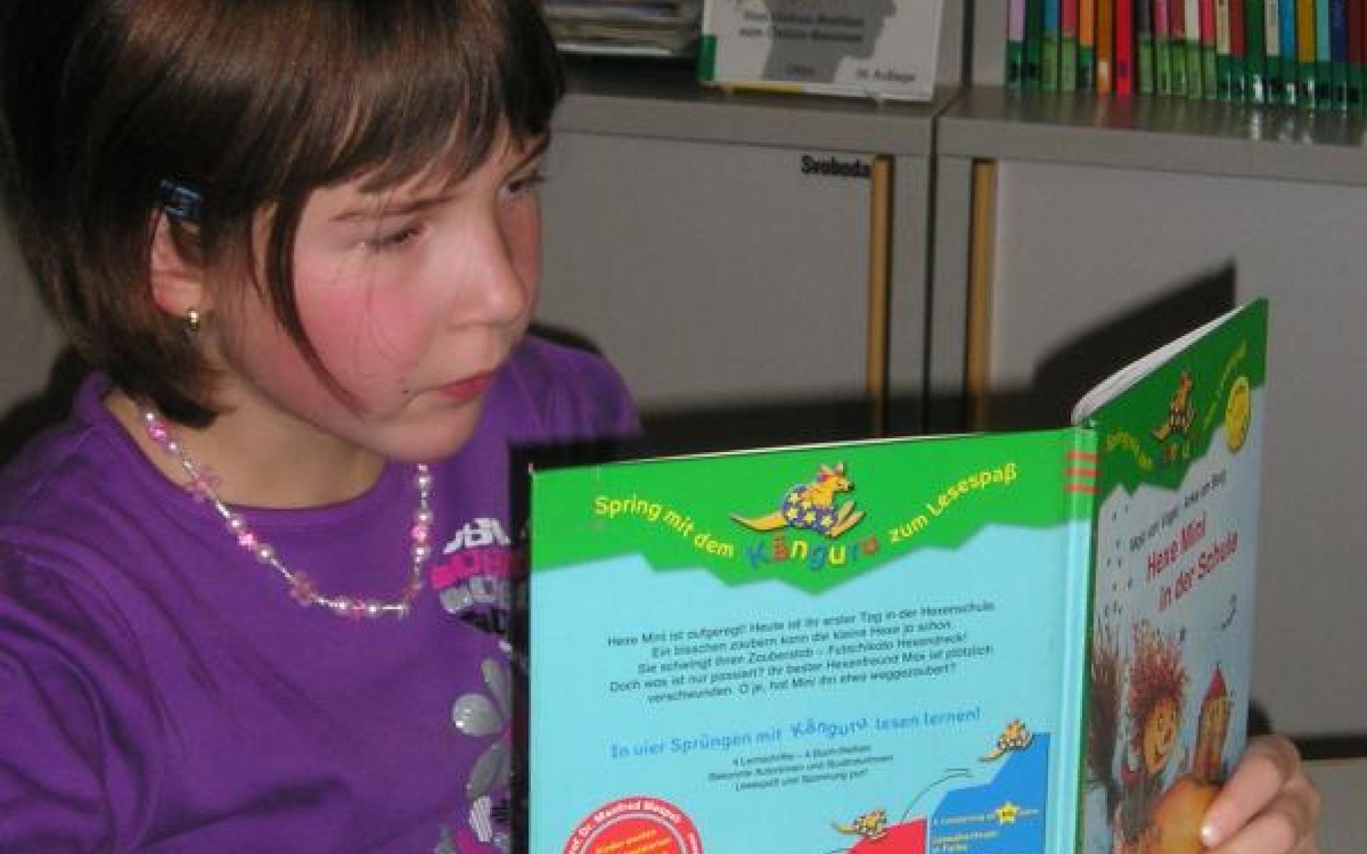 Mädchen mit Buch